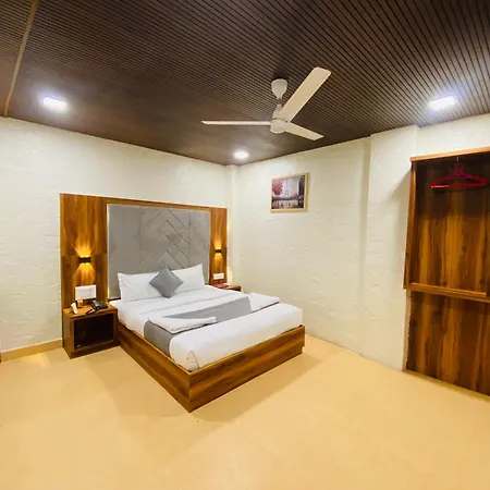 Hotel Avk With Kitchen Near Versova Beach